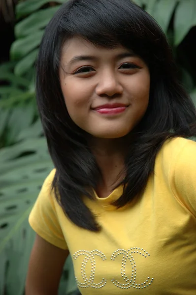 Tonårsflicka bär gula skjorta — Stockfoto