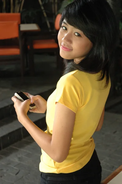 Adolescente menina vestindo camisa amarela — Fotografia de Stock