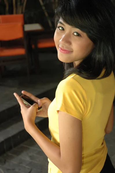 Teenager Mädchen trägt gelbes Hemd — Stockfoto
