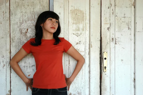 Fiatal lány alkalmi piros inget visel Jogdíjmentes Stock Fotók