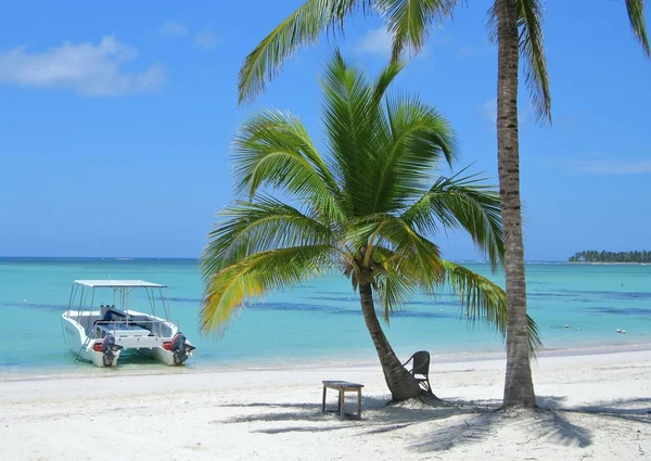 Beatiful Caribbean Beach with boat — Stock Photo, Image