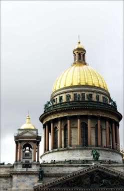 gökyüzü bir katedral kubbe