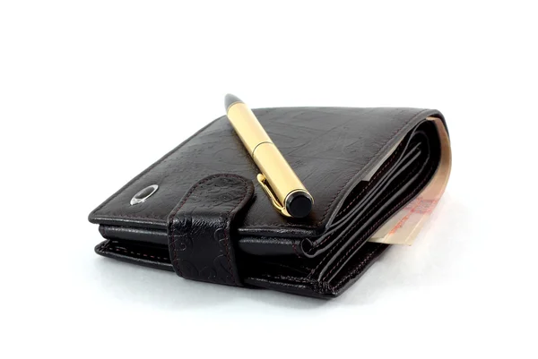 Monedero, bolígrafo y billetes aislados en blanco — Foto de Stock