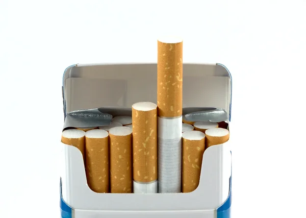 Öppna paket cigaretter isolerad på vit Stockfoto