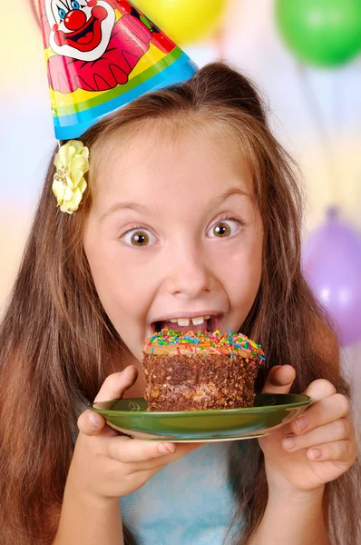 Menina em seu bolo de aniversário absorve — Fotografia de Stock