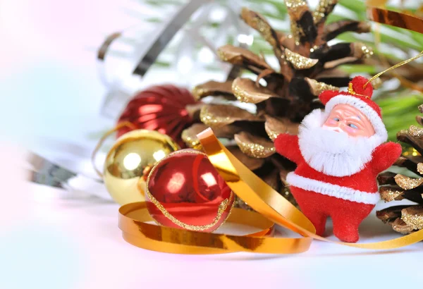 Santa in de buurt van de kerstboom en ballen — Stockfoto