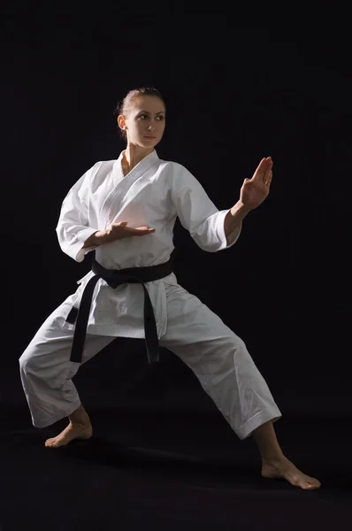 Karateka Mädchen auf schwarzem Hintergrund Studio erschossen — Stockfoto