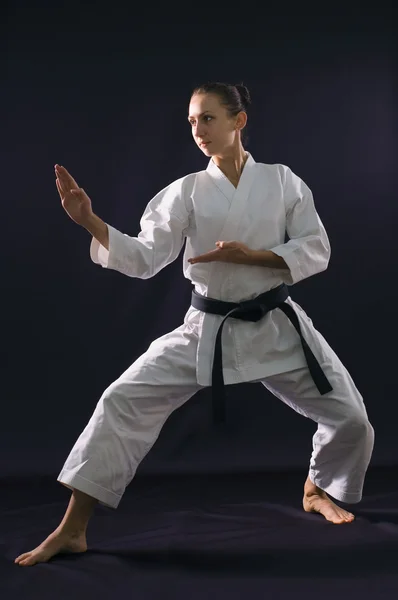 Karateka flicka på svart bakgrund studio skott — Stockfoto