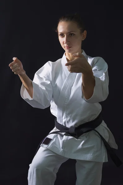 Karateka menina no fundo preto — Fotografia de Stock