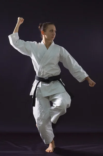 黒の背景に karateka 女の子 — ストック写真