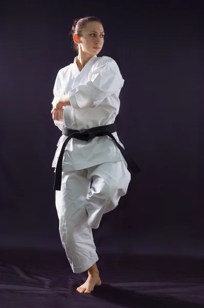 Karateka dziewczyna na czarnym tle łapka — Zdjęcie stockowe