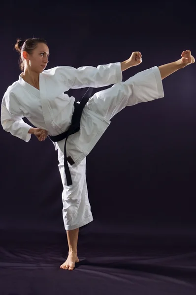 Karateka fille sur fond noir studio shot — Photo
