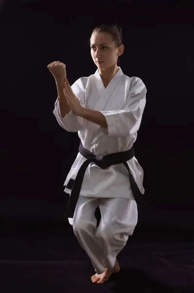 Karateka flicka på svart bakgrund — Stockfoto