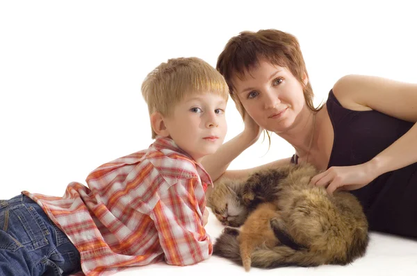 Мать и сын с кошкой и котенком — стоковое фото