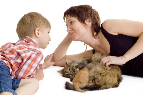 Mor och son med katt och kattunge — Stockfoto