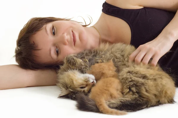 Γυναίκα με τη γάτα με το γατάκι — Φωτογραφία Αρχείου