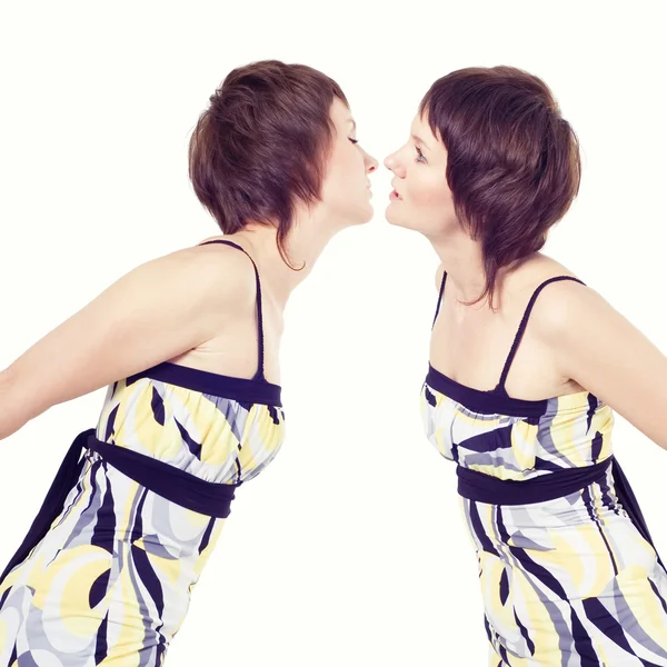 Девушки целуются — стоковое фото