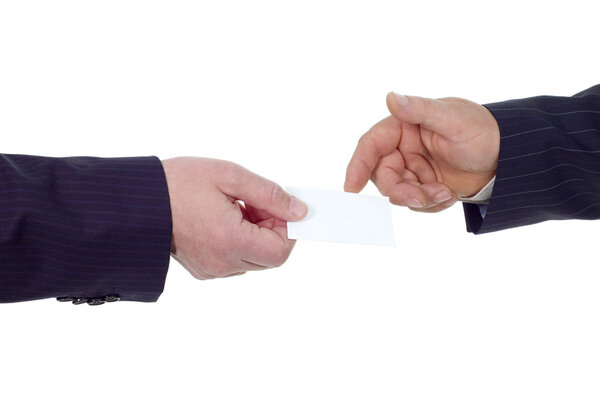 Бизнесмен дает визитку другому бизнесмену
