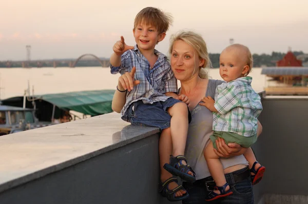 Mamma med söner — Stockfoto