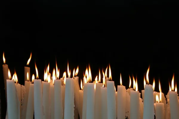 Weiße Kerzenflammen mit schwarzem Hintergrund — Stockfoto