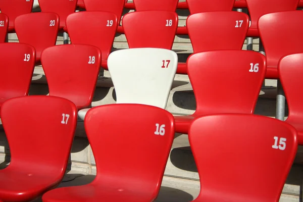 Κόκκινο tribune καθίσματα σε ένα γήπεδο - προβολή λεπτομερειών — Φωτογραφία Αρχείου