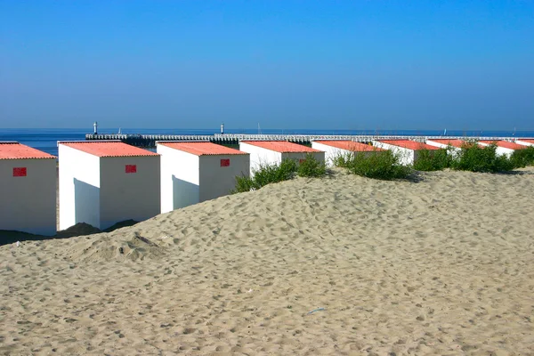 Plaża kabiny z molo — Zdjęcie stockowe
