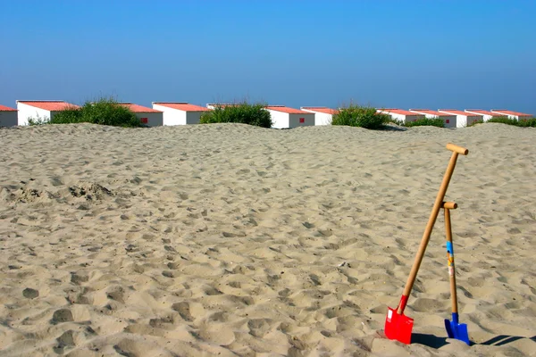 Stranden stugor med spader — Stockfoto