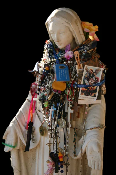 Maria mit Medaillons und Reliquien — Stockfoto
