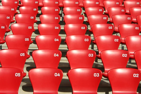 Κόκκινο tribune καθίσματα σε ένα γήπεδο - πρόσοψη — Φωτογραφία Αρχείου
