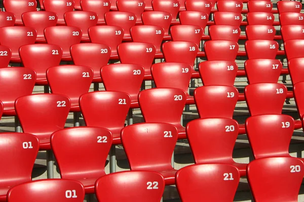 Красные трибуны на стадионе - вид сбоку — стоковое фото