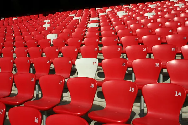 Κόκκινο tribune καθίσματα σε ένα γήπεδο — Φωτογραφία Αρχείου