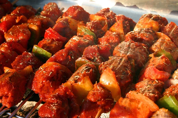 Kilka mięsne szaszłyki na grilla — Zdjęcie stockowe