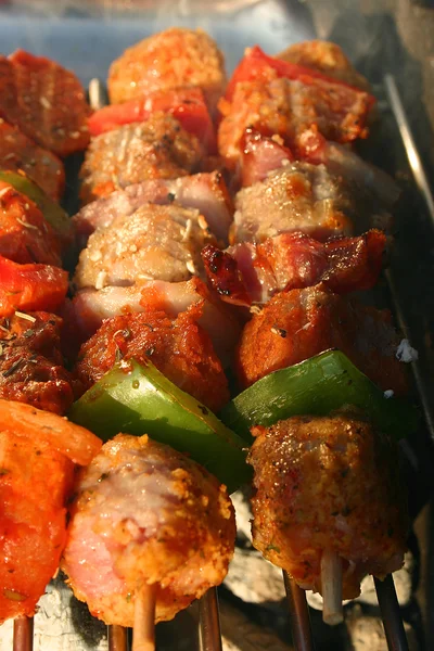 Brochettes di polpette di carne su un barbecue — Foto Stock