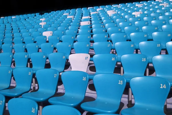 Μπλε tribune καθίσματα σε ένα γήπεδο — Φωτογραφία Αρχείου