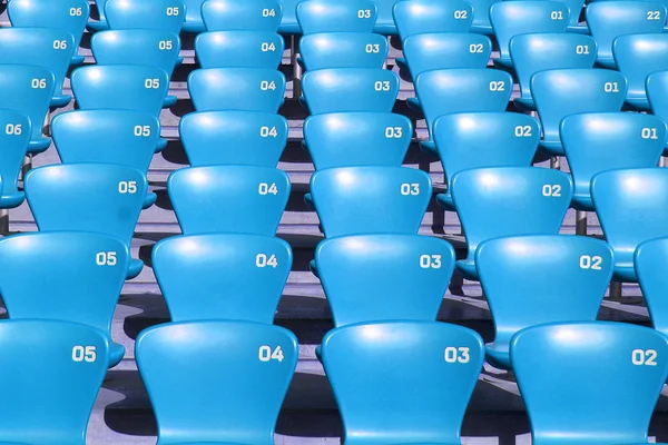 Μπλε tribune καθίσματα σε ένα γήπεδο - πρόσοψη — Φωτογραφία Αρχείου
