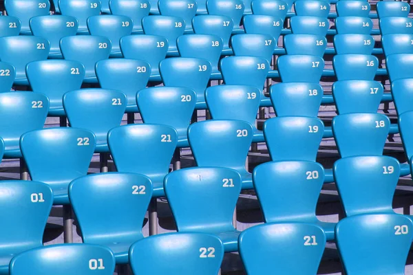 Mavi tribün koltuk bir stadyumda - yan görünüm — Stok fotoğraf