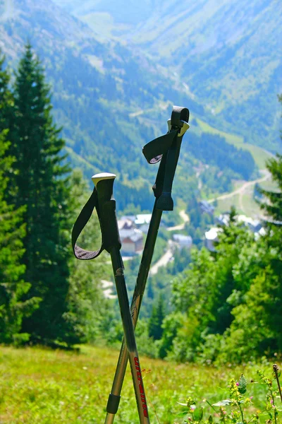 Hiking stick en berg dal — Stockfoto