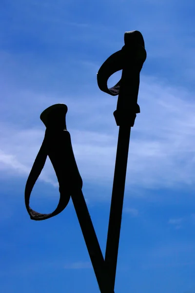 푸른 하늘에 고립 된 하이킹 지팡이 — 스톡 사진