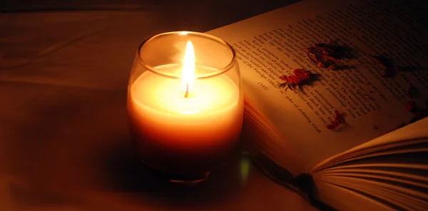 Candle Book — Stock Photo, Image