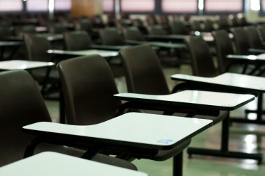 kahverengi sandalye sınıf