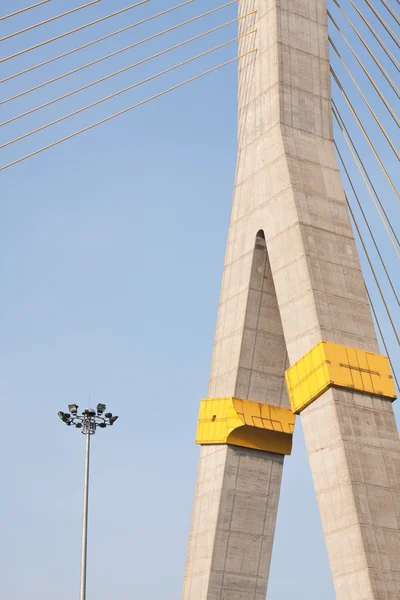 Lampe und Brücke am blauen Himmel — Stockfoto