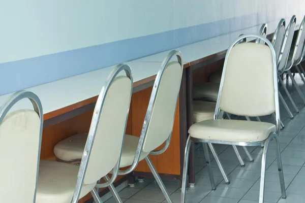 Krzesła i stół — Zdjęcie stockowe