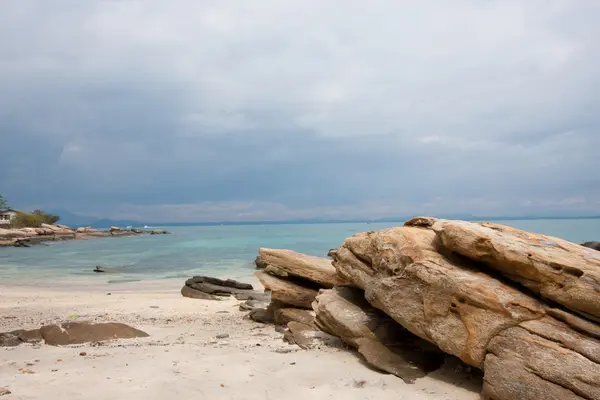 La pierre et la plage — Photo