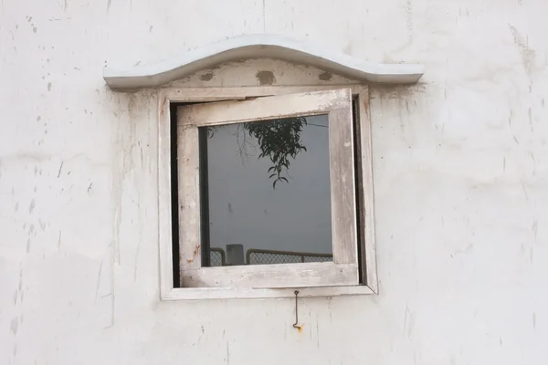 Gamla fönster i väggen — Stockfoto
