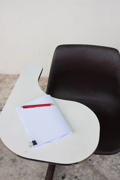 Бумага и карандаш на столе — стоковое фото