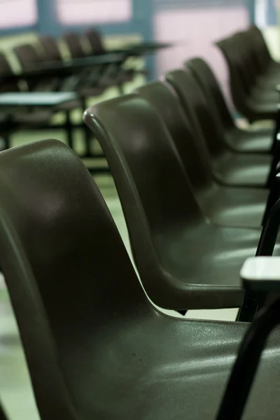 Cadeiras castanhas na sala de aula — Fotografia de Stock