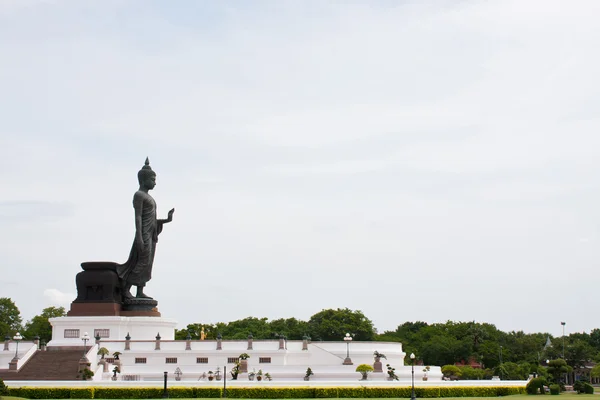 Budda ve gökyüzü — Stok fotoğraf