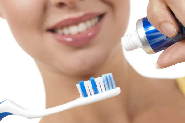 Yakın bir diş fırçası ile güzel bir kadının up — Stok fotoğraf