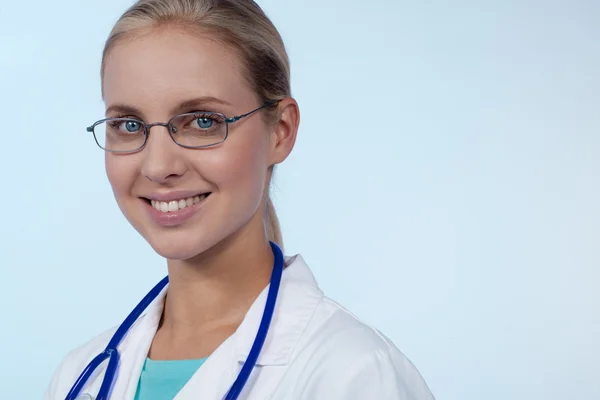 Close-up van een vrouwelijke arts glimlachend — Stockfoto