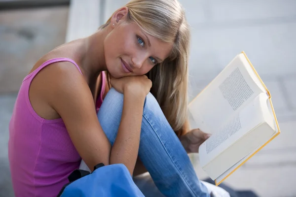 Estudante bonito estudando ao ar livre — Fotografia de Stock